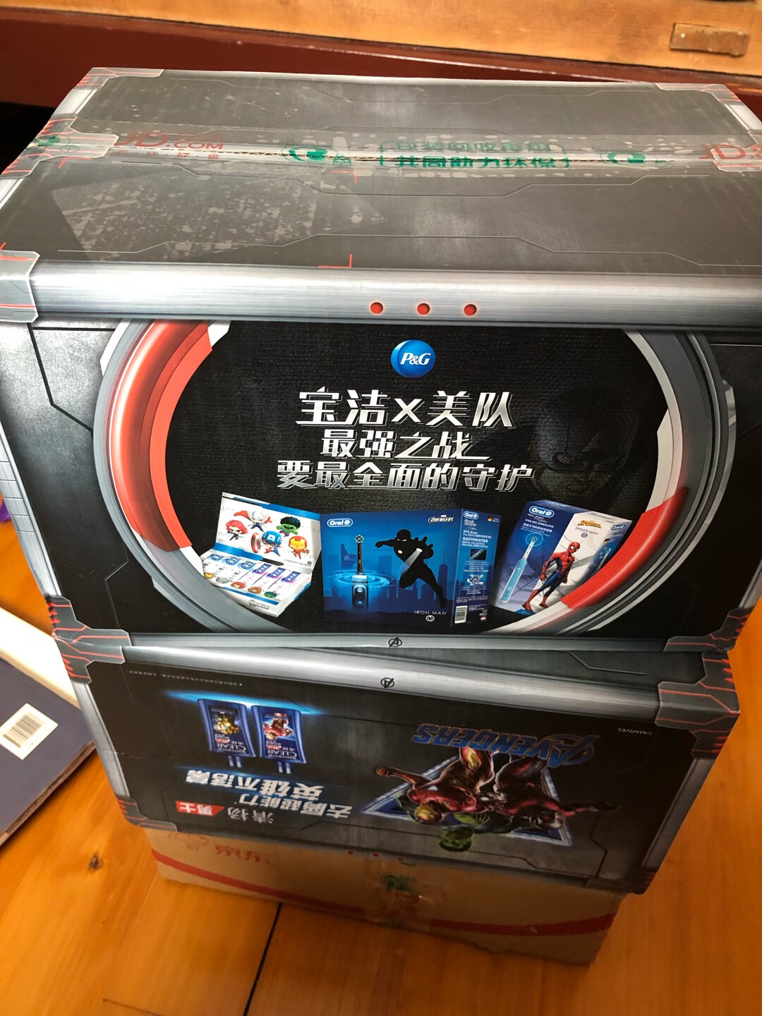 东西还行吧,快递小哥送货上门,包装还行,有几本书有压坏和破损,几本调运过来的几本书气泡袋包装,反倒没什么损坏。箱子蛮大,没有放满,晃来晃去的,但愿以后可以填充一点气泡袋什么的吧。