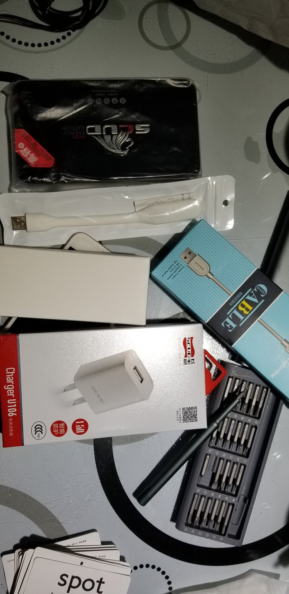 这个手机是在不夜城华华手机买的港版官换机,某次摄像头不好,结果带着额外购买的2年保修服务凭证去售后,结果被告知说手机摔过,不保售后,这明显就是霸王条款,如此也不想理论,反正上当也就一次,可没想到的是苹果手机电池鼓包这样低概率事件也能在这个手机上发生,可见这手机质量多么让人担忧,什么官换机,这明显就是华强北,只是这个#商家……这里就不多说了,好在飞毛腿一直值得信赖,当早上发现电池鼓包之后就立马,下单晚上换上,也不影响我开法拉利和吃鸡,且#送了一堆东西