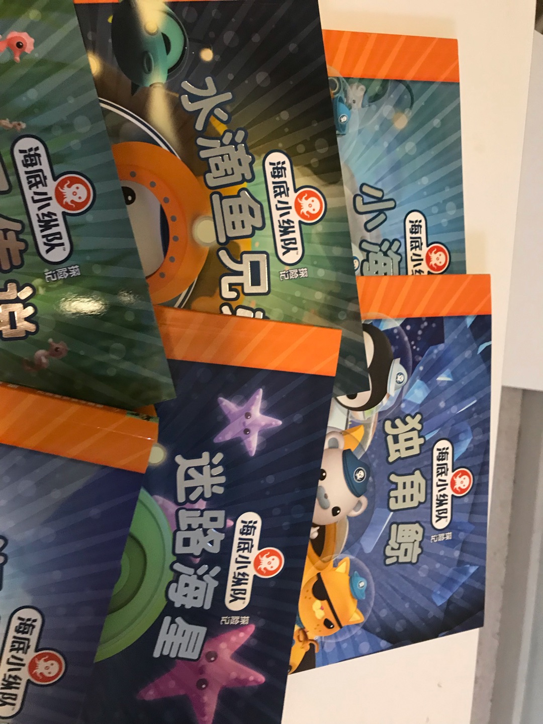 这个动画片很好看,知识点很多,每集又不是特别长,孩子喜欢,所以过来买书,正好有活动,一季一季慢慢收,希望的绘本活动再多些,力度更大些
