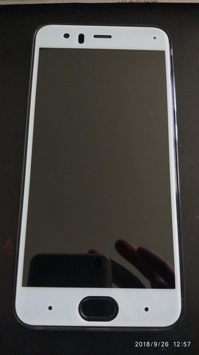 不错,完美无白边,虽然机子是黑色,但只有白色贴了没白边