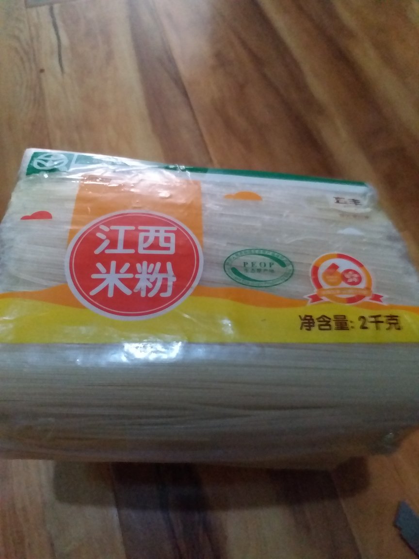 米线顺滑有弹性,配个人自己做的炸酱料,好吃