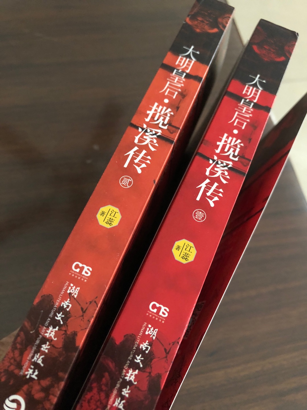 只见“毓德宫”三个大字,笔墨横姿,宫殿雕栏画壁,煞是辉煌。毓德宫原名永寿宫,嘉靖十四年才改名为毓德宫。这毓德宫离皇上所在的乾清宫与养心殿最近,向来是最得宠、最尊贵的后妃才能够居住的地方。
