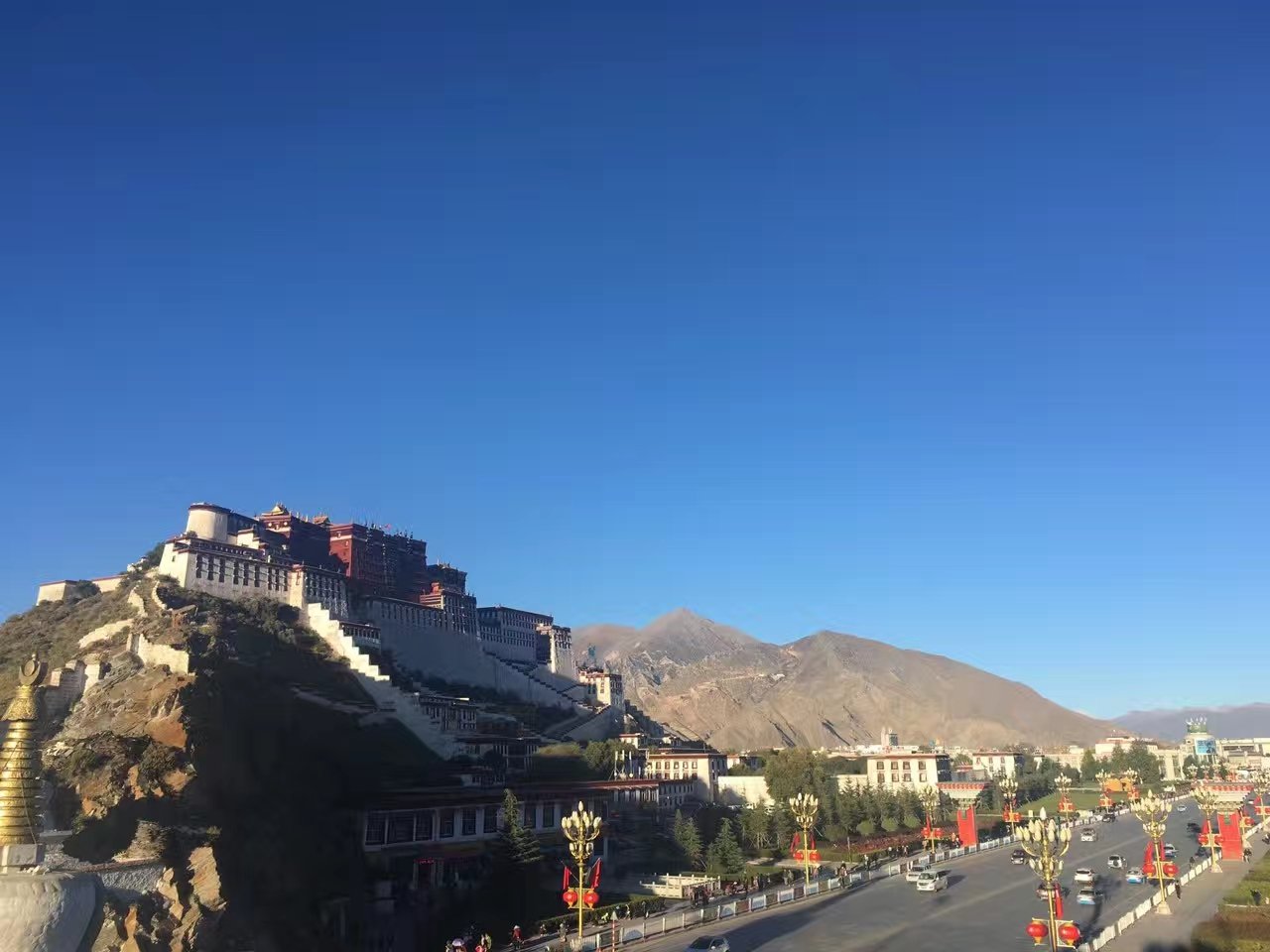 九十年代,上海某高架路交汇点的支撑主柱在施工时遇到了障碍,后来请了一位法师做法事才顺利完工,柱子随后围上了白钢并装上了龙形纹饰。这就是上海九龙柱,传闻。。。