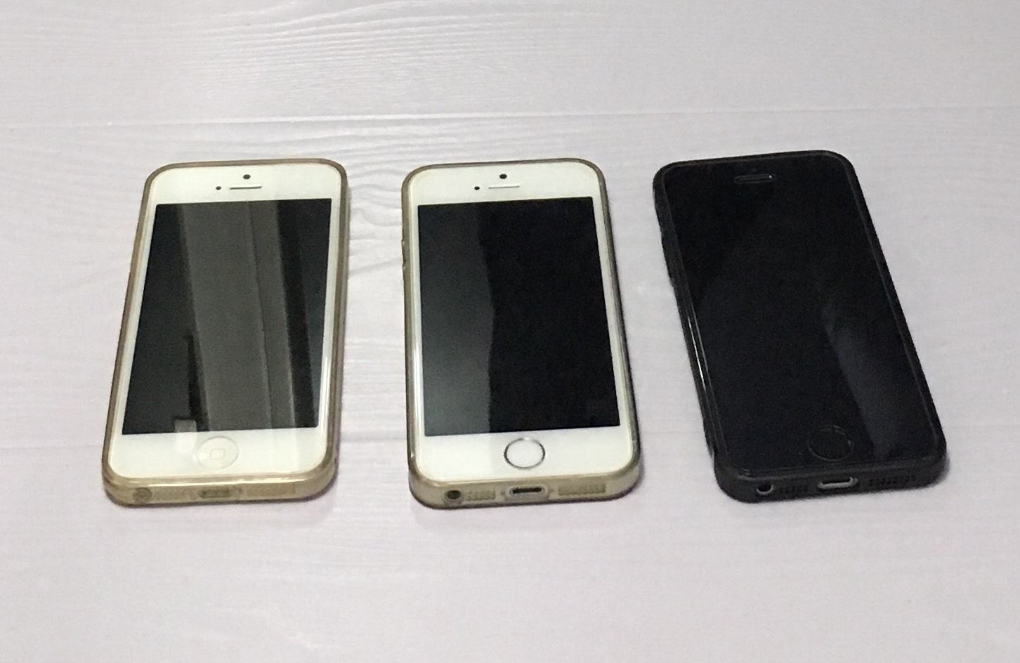 从iPhone5开始,5s,se,一直有买这家的钢化膜,这次干脆就多买几个吧,感谢店家多年的陪伴。最后的小屏手机se也终于在9月12日下架了,或许这里的钢化膜也快要停产了吧... 硕大的屏幕,丑陋的刘海,这个世界对小屏爱好者只剩下满满的恶意了...