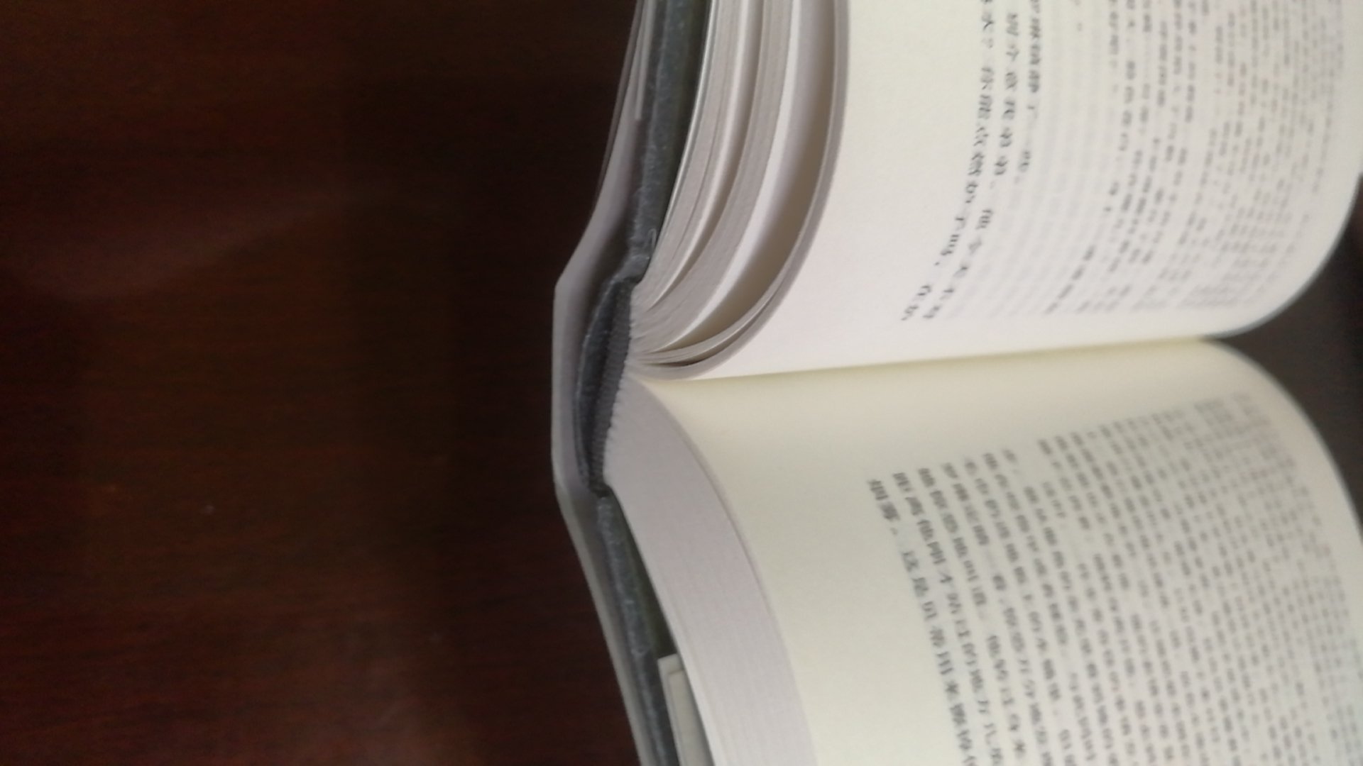 这本书的内外封皮设计制作及做工还有锁线属于中等水准,内部的用纸用墨字的大小间距排版都属于中上的水准,值得信赖和购买,五星好评