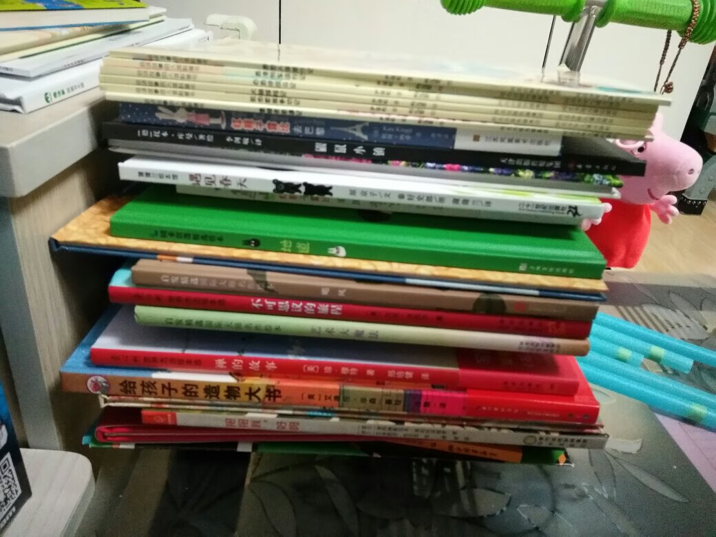 plus会员买书更优惠,一直使用plus,赶上活动就超值耶,孩子大部分图书家里日用品,食品,家电等都是采购于~送货快,价钱嗷嗷便宜,只要有活动就会囤很多,这次一共买了一百本绘本,质量都很好,给孩子的启蒙书,特别是图画书,还是要买正版的~做活动的时候正版的都比某些盗版的平装便宜~这次一次性把孩子的绘本架填得满满的,下次再买书需要再入手一个绘本架了~希望孩子喜欢上读书,希望图书越来越好~
