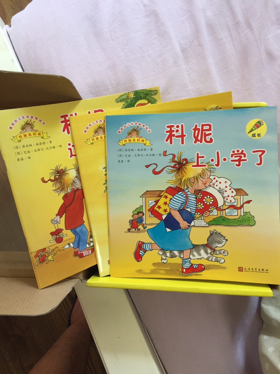 印刷质量好,每一本内容都很丰富。我家宝宝两岁半,虽然这套书字比较多,但有吐时候宝宝可以耐心听完整个故事,而且喜欢得不得了。看了科妮学骑马,天天嚷嚷骑马,专门带去动物园骑