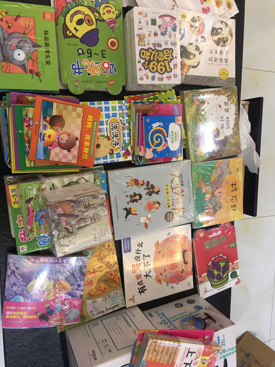 果然豪气,书香节买书都不要钱的,一桌子的书,还有两单在路上,后天继续拆。鬼知道我都选了些什么回来,都不收钱的还要什么自行车,幸好娃小。买书还是首选。一直购物,非常满意。书都好好好。