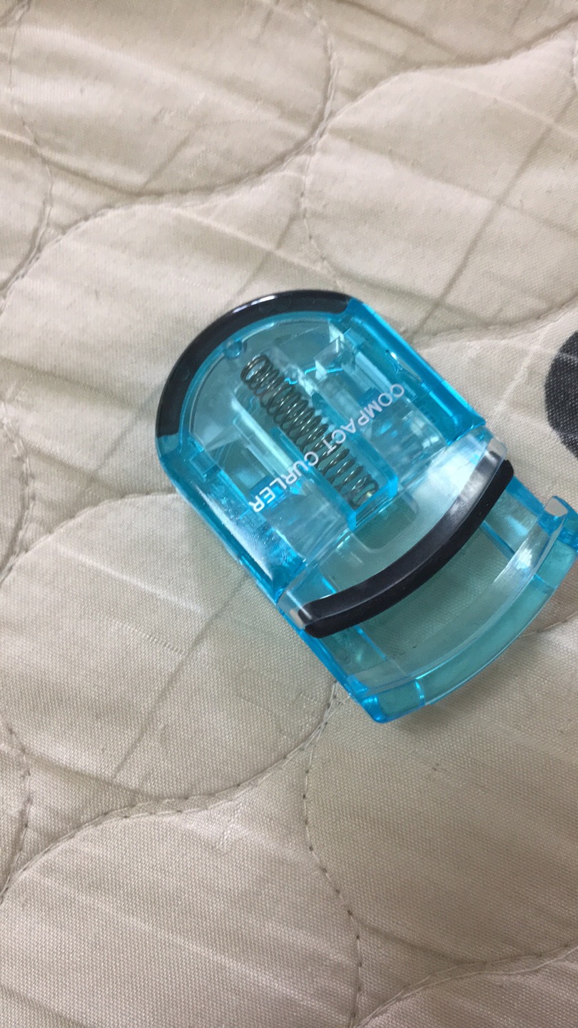 又小又好用,不用担心化妆包装不下了。质感也非常好。还送了替换的胶垫。推荐购买