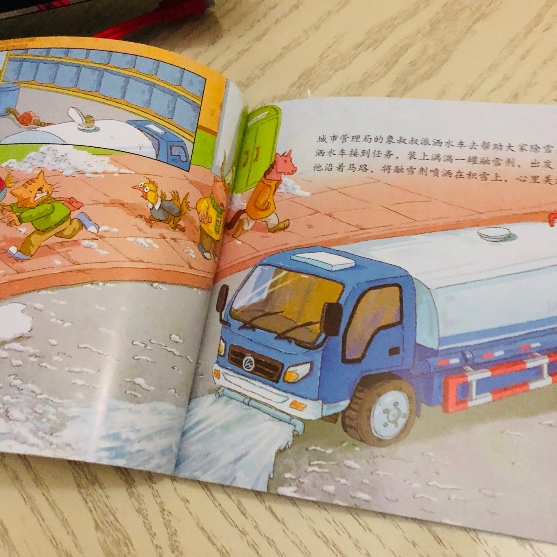 儿子特别喜欢工程车,买的时候他已经两岁半了,他已经能够不用讲就喊出来里面的车型。现在他更关注的是细节了,是里面故事的情节了,静静地听着看着里面的每一个人物(动物)。