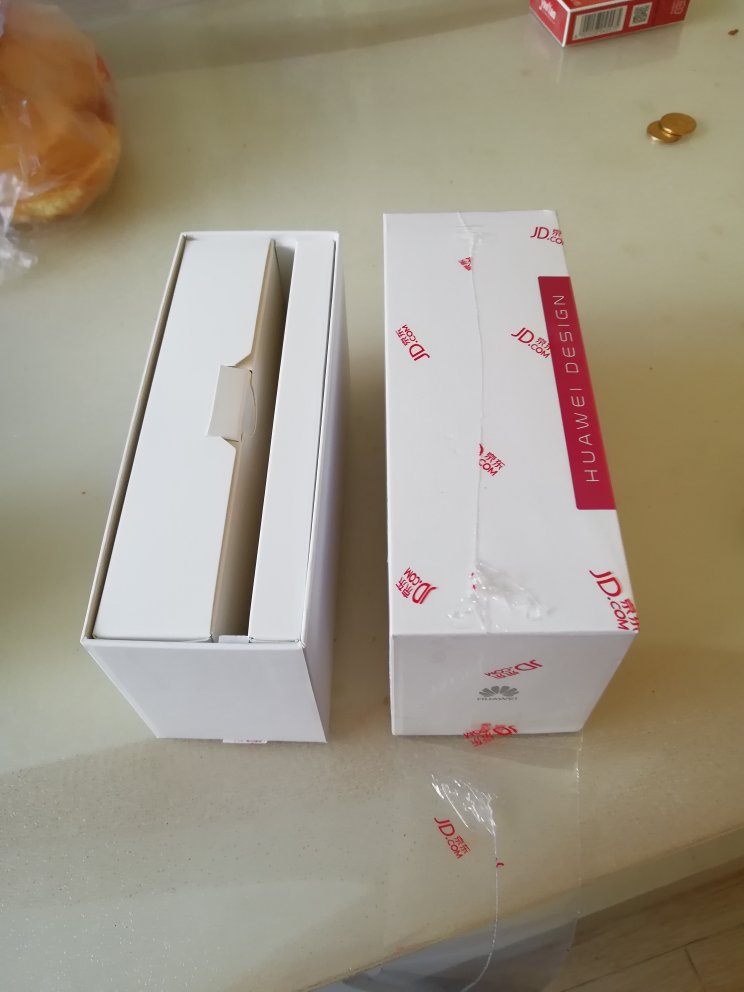 手机收到10天津,现在再做点评。纯正真品,质量保证,自带出厂贴膜,配件齐全,买来后直接升级到emui8.0安卓8.0,运行很畅快,大内存128G,让你想存多少存多少,最大扩展256G,存储充盈,双卡盲插,两卡都支持4G,功能相当多,以后还会参加很多内测,不愧是华为精品。