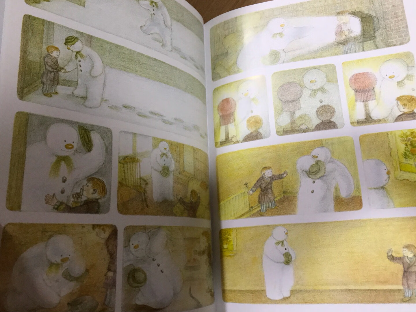 全书没有一个文字,采用的是多格漫画的方式,就像是一场无声的电影用连续的镜头展现了书中人物的动作和神情的变化,极富现场感,仿佛我们读者也和小男孩以及雪人一起经历了每一个场景,体会了每一份快乐和惊喜。