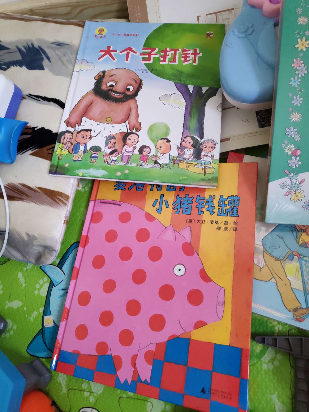 绘本是文学和艺术的综合体,除了带领孩子进入图像的世界以外,也让他们对文字产生了认识。绘本的特殊之处在于,它能够带给孩子一种“有系统的认知”,我们知道绘本本身分成许多类型,例如:关于食物、植物、动物、交通工具…等题材,可以作为孩子学习的一种工具,而且并不是用一种很生硬的方式使孩子记忆,而是透过巧妙的文字叙述或图像引领,使孩子对未知的世界有了最初步的认识。