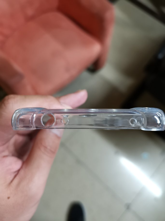 外壳真的很厚实,4个角有加厚,感觉很耐摔,手感也不错。壳子贴合程度也很好。值得推荐。