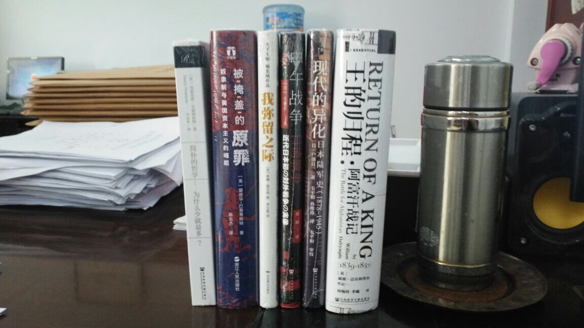 一个国家的发展和进步、光辉和繁荣背后,是有一些被牺牲、遗忘、甚至蓄意掩盖的人和事的,他们也是历史的重要组成部分。只不过有时候,星条旗的艳丽是用鲜血染成的,太残忍而黑暗,所以人们有意无意地遮蔽、拒斥、选择遗忘那段历史,想要说服自己那只是红色颜料。这是对历史的不公,也是对正义的践踏。联想到如今美国的平权运动还在往更深的层面发展,平等、自由、人权这些概念的追求从来都是艰难到哪怕小小的一步都要付出重大的代价。知错就改在深重的历史灾难面前是远远不够的,历史中被人淡忘和遮蔽的部分只有真正得到正视和反思,才能更好地阻止同样的惨剧不在未来重演。没有掩盖,就没有黑历史。