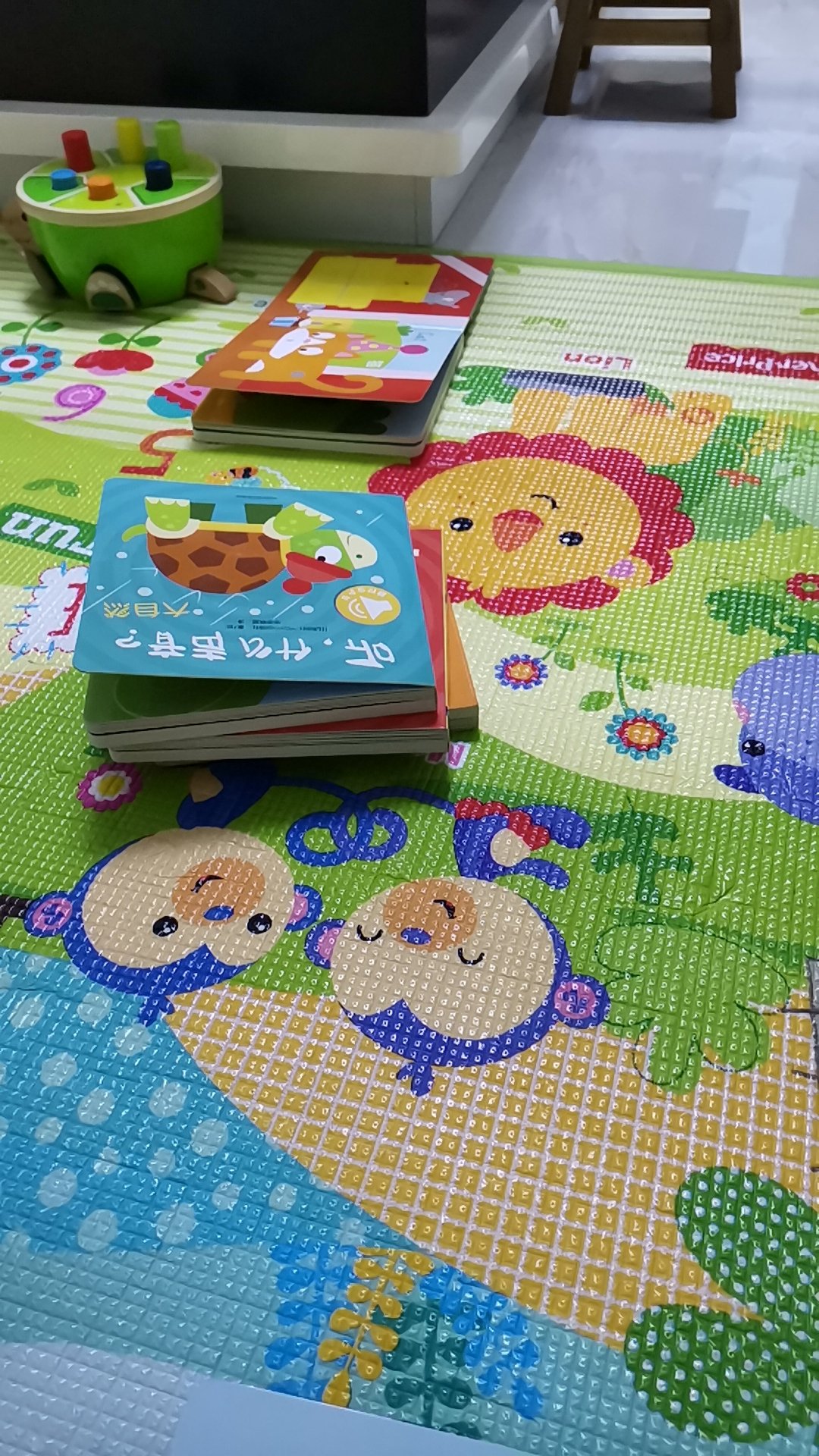 刚开始我自己按的时候没声音,宝宝一按声音就出来了,她挺喜欢看的,就是玩了才几天就有一页声音只能响一下然后就断了,还有一页会自己突然响,还有就是每本就6种声音,有点少,动物的声音再多一点就好了,车子的声音也一般