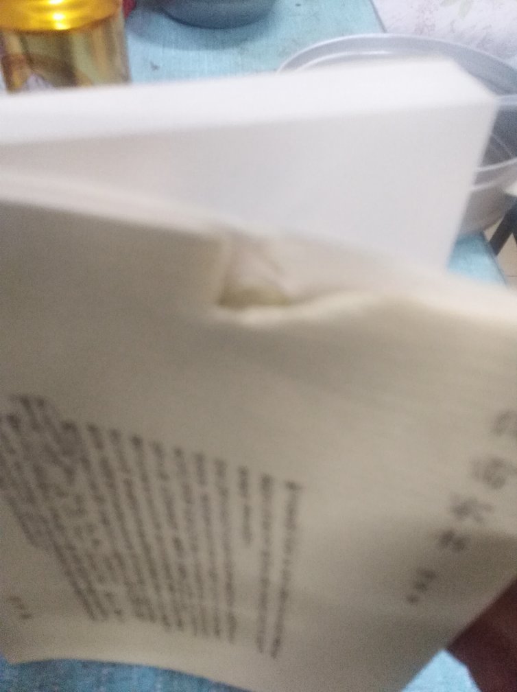 5月l号23点多下的单,5月2号17点多就到公司门卫了,3号去公司上班取的快递。拆开一看书烂了,也不知道是哪个环节出错,怎么就搞烂了呢?花了三十多元买本烂新书有点不爽。