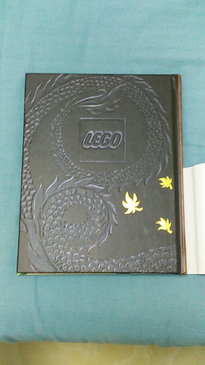 主要讲的是忍者发展过程,及一些小孩子看的漫画故事,没什么意思,还不如直接看动画片,感觉买亏了。但是赶上了送画册,封面印刷还是精美的,就给好评吧!