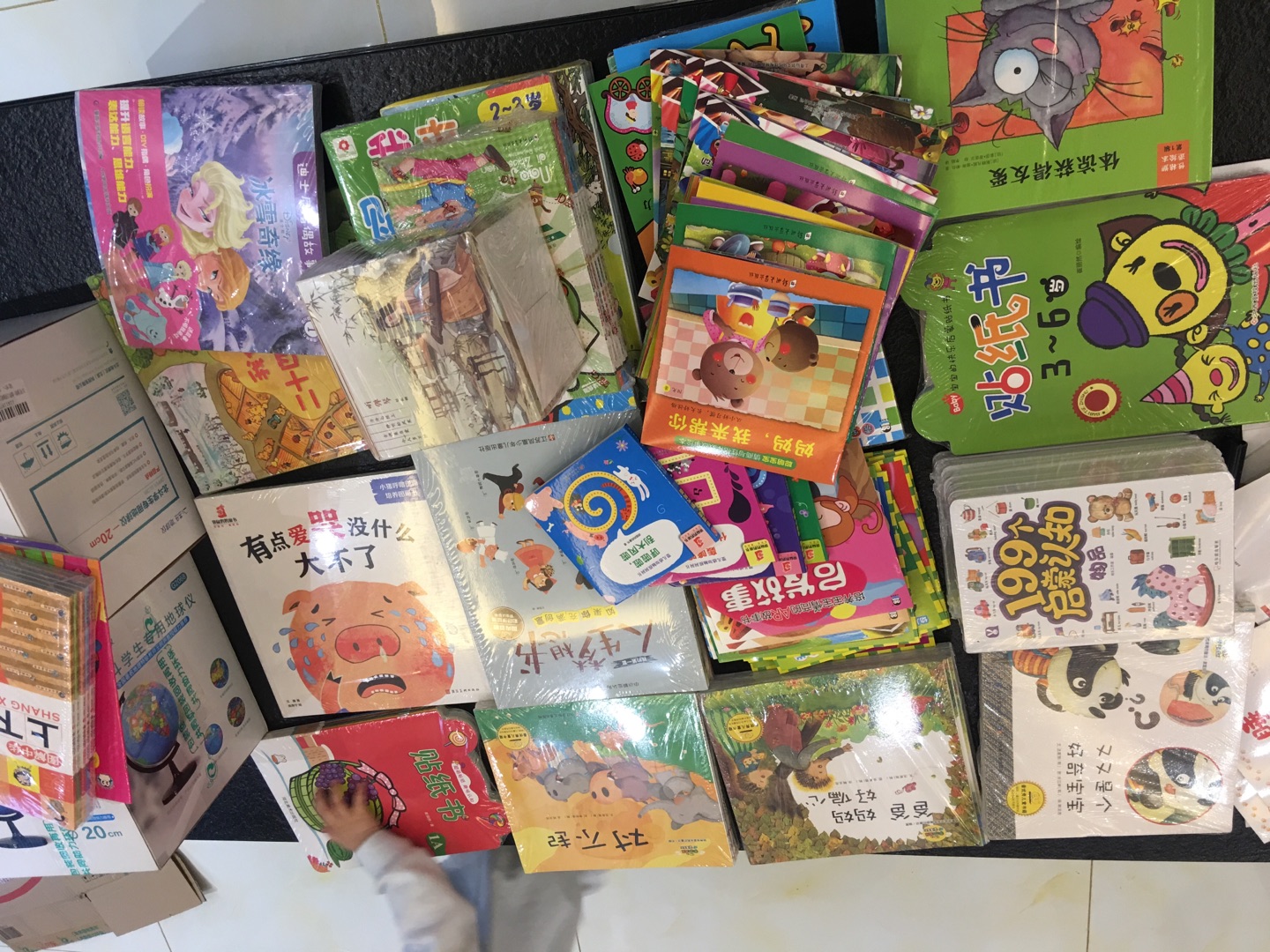 果然豪气,书香节买书都不要钱的,一桌子的书,还有两单在路上,后天继续拆。鬼知道我都选了些什么回来,都不收钱的还要什么自行车,幸好娃小。买书还是首选。一直购物,非常满意。书都好好好。
