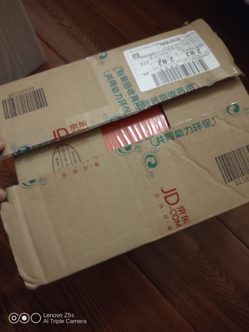 种草很久了,一直没降价,风格很对我胃口,趁618入手,可惜没抢到400减300的券,不过也比书店划算多了,就是618送货比较慢,派送了6个小时才到,而且包装盒全破了,还好书没受损,以前可没遇到过这样