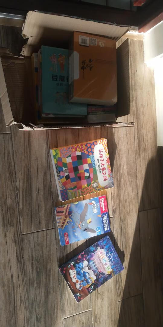 世界上的每一部经典绘本都会给孩子们带来意想不到的好处。绘本对孩子的视觉发展起着很重要的作用,绘本对儿童情感,想象力以及美感的启迪,正是日后快乐的源泉。小宝宝通过看绘本可以获得很多的感知,为孩子的智力发展做出很多的贡献。 每一部经典绘本都是孩子的最好朋友,努力培养宝宝的父母们千万不要错过经典绘本的伟大魔力,让绘本阅读成为宝宝生活的一部分。