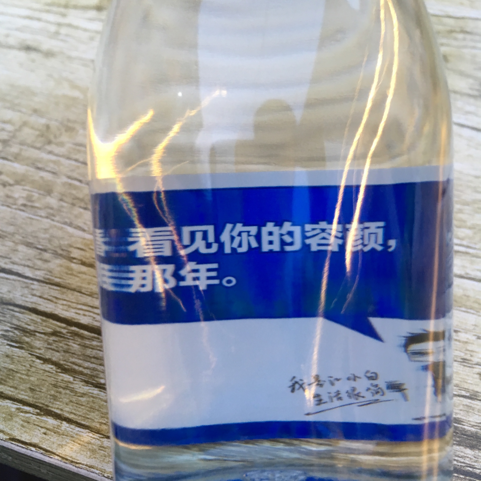 这包装也太花了,好好的一个可爱小纸箱,就不能外面搞个纸盒或者搞个塑料膜包一下吗,送人也太难看了!??
