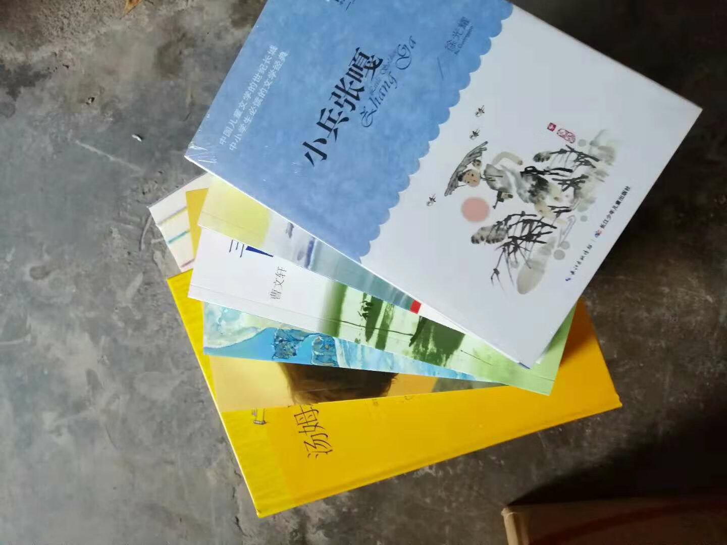书真的很符合我的要求啊!是正版的,纸质和印刷都不错,想买这本书很久了,一直没时间,看到评价不错,就买了,而且比书店的便宜了很多有没有,性价比好高有没有