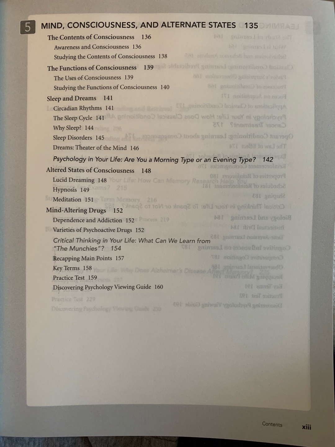 心理学与生活是心理学入门的一本书,津巴多与格里格教授联合编写,之前看过中文版的,内容丰富有趣,这次看到有英文版的希望对照看看,也有利于促进英文水平。