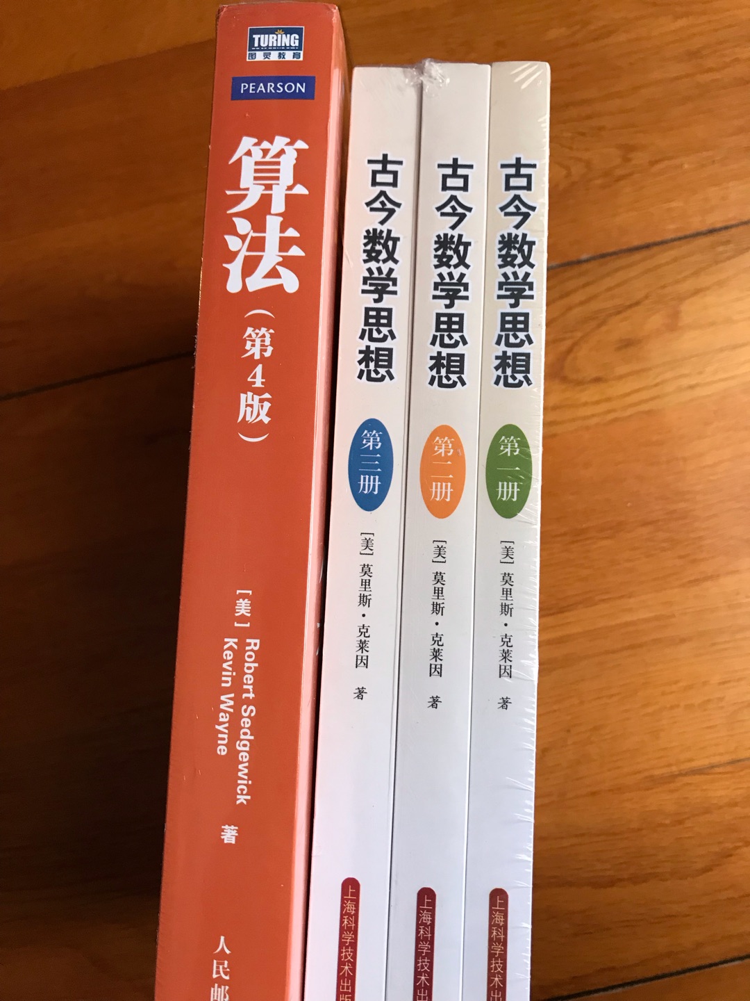 该图书的内容质量很好,印刷精美,附有代码可供学习和练习。只不过代码是java的,对读者群来说可能是有一定的筛选效果。商家图书发货速度快,派送及时。读书日参加活动时价格优惠,值得购买。