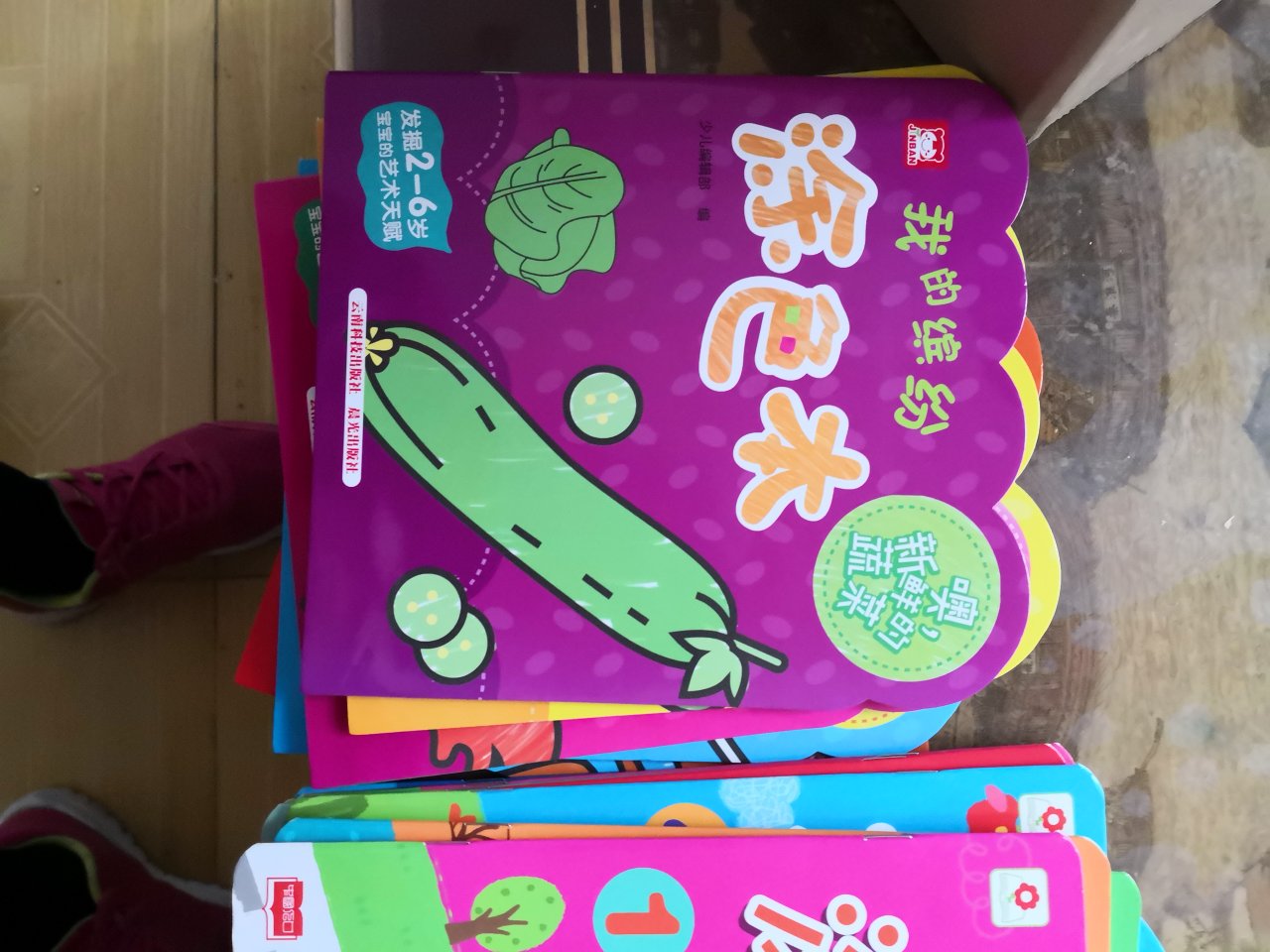 买了很多画面书,宝宝刚上幼儿园,培养她的兴趣爱好,画的可喜欢呢,而且这次买的腊笔超级好用,上色是特别好,专业的就是不一样