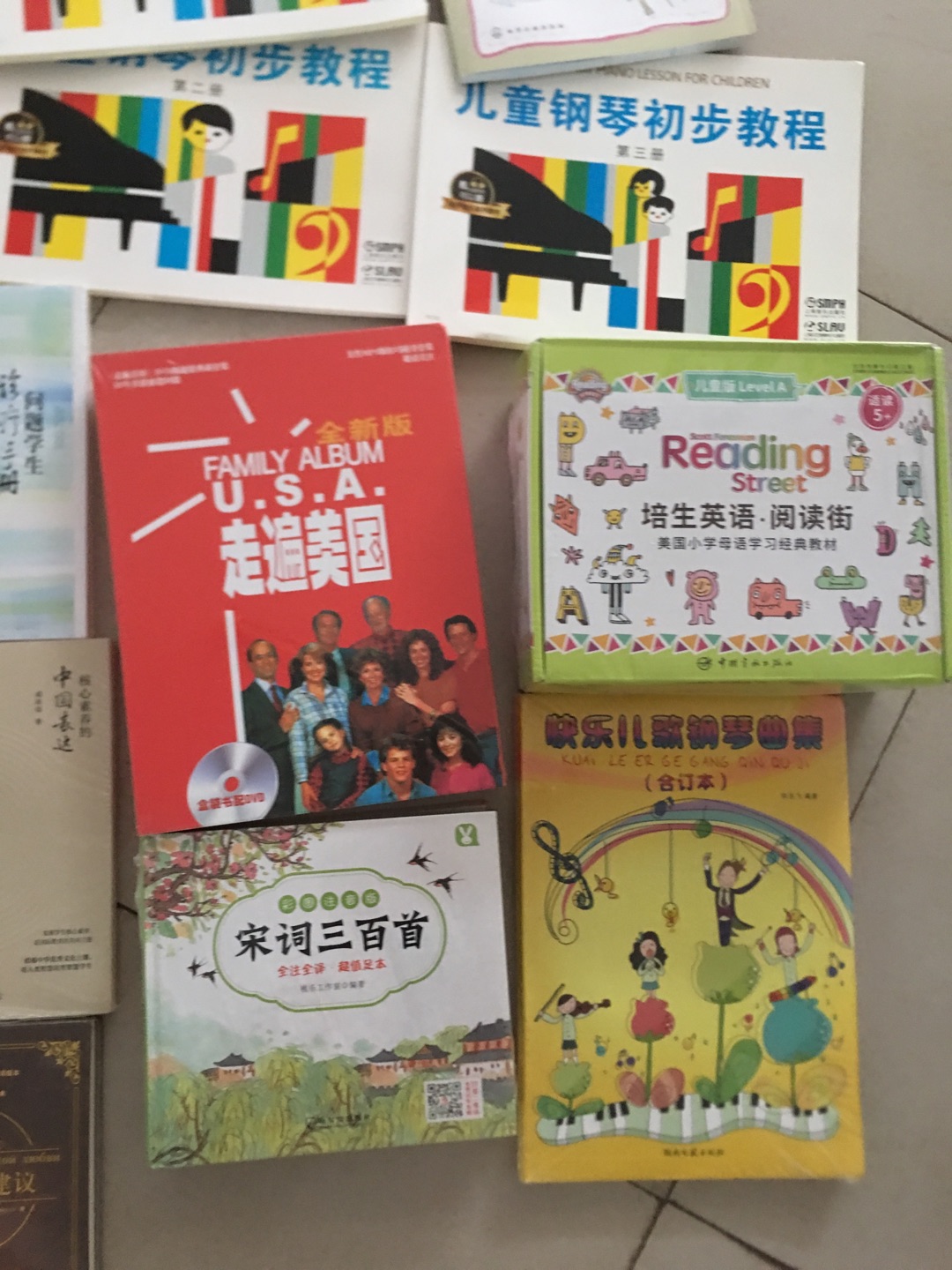 包装都破损了,快递箱子都烂了,你说这要是在运输途中丢失里面的东西的话,谁来负责,望今后在包装上再稍微用点心,至少现在感觉没之前做的好了给孩子买的,还没用,看内容还行,另外印刷,纸张质量等都还不错,只是这次618活动明显有提价行为,满减及优惠券过后,跟现在的图书价格也没相差多少,感觉这种行为有点欺诈消费者的嫌疑,真是羊毛出在羊身上,虽说活动期间有些商品确实比平时便宜了,但不可否认的是,有些商品它也确实提价了,这点真是让人不舒服,如果不是经常关注商品价格的估计都很难发现,希望在价格上稍微改进下,别忽高忽低,搞文字游戏让我们消费者寒了心