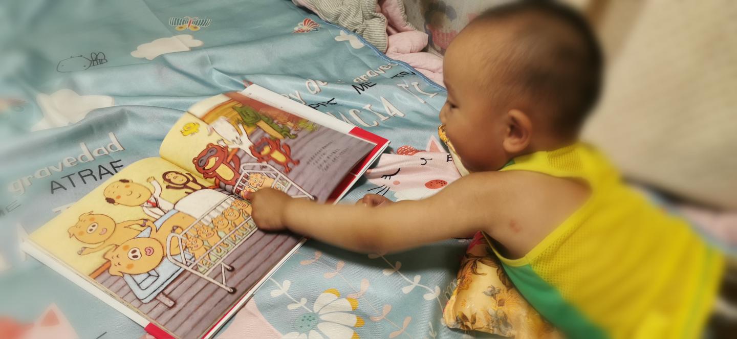 家庭必备安东医生系列---真是必买的一套!!!孩子从拿到手的一刻就开始爱不释手。晚上临睡前把书都摆在床上,打开这本看一会儿,再看看那本。除了看了安东医生以后就不再怕打针吃药了以外,另外三点更加吸引着娃:一、看到各种动物,兴奋的不行,从书中认识了各种各样的动物,还在第三册看到猪爸爸的时候,翻第一本和第二本找曾经看到过的猪爸爸的画面~看到臭鼬放了个臭屁,就不由自主的趴上去闻闻,闻完把书放在一边大声说“臭臭”(手动笑哭~哈哈)二、孩子沉浸在各种找找看的游戏中,特别的认真。这也是这套书除了可以讲故事以外更可以和娃互动的点。一边讲故事还可以一边玩儿。讲过第二遍的时候,娃还会抢答说我找到三只小猴子……(就不剧透啦~啦啦)三、解答了父母都头疼的问题:“我是哪里来的?”现在当然不会回答孩子,你是垃圾桶里捡来的!(所以,为什么我小时候那么傻?就真的信以为真……)第三本真的是非常契合这个问题~如果你也不知道怎么回答孩子这个问题~那就一定要买这一本~妈妈告诉你,虽然妈妈不会生七只小猪(完了,又剧透了……)但是你也是从妈妈肚子里一点一点慢慢长大,然后出生的……总之,这套书一定要收~真的各种好~