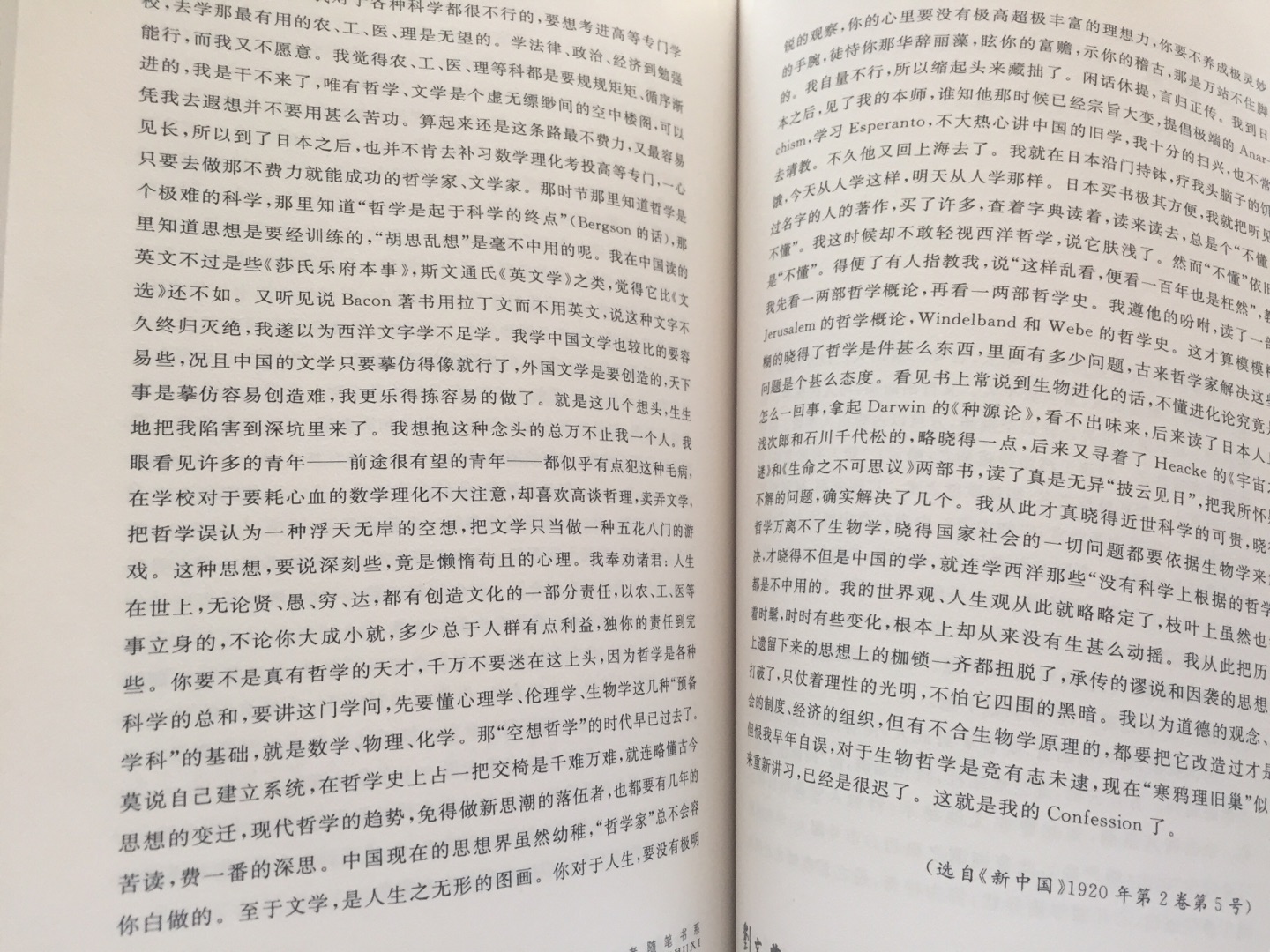 从2010年起至今,囤书逐渐成了一种知识阶层的流行运动。 相对于一次买一本或几本书,囤书是一次性购买大量书籍:少则二三十本,多则五六十甚至上百本。 囤书的人按身份划分有大学生、职场人士、年轻辣妈、高校教师......按去年发布的图书收入估算,总人数在100万左右。 他们有四大共同特征:学历:大部分都接受过良好的高等教育;组团:加入多个购书群,有活动就第一时间分享;分享:都享受购买书快感,并通过社交网络晒图;囤积:买的书都远超能够短期看完的数量。 囤书者们广泛分布于***、***、豆瓣读书等各种社区,具有强大而统一的共识:有活动,买买买。以及互利机制:分享优惠券,帮助其他人囤书。