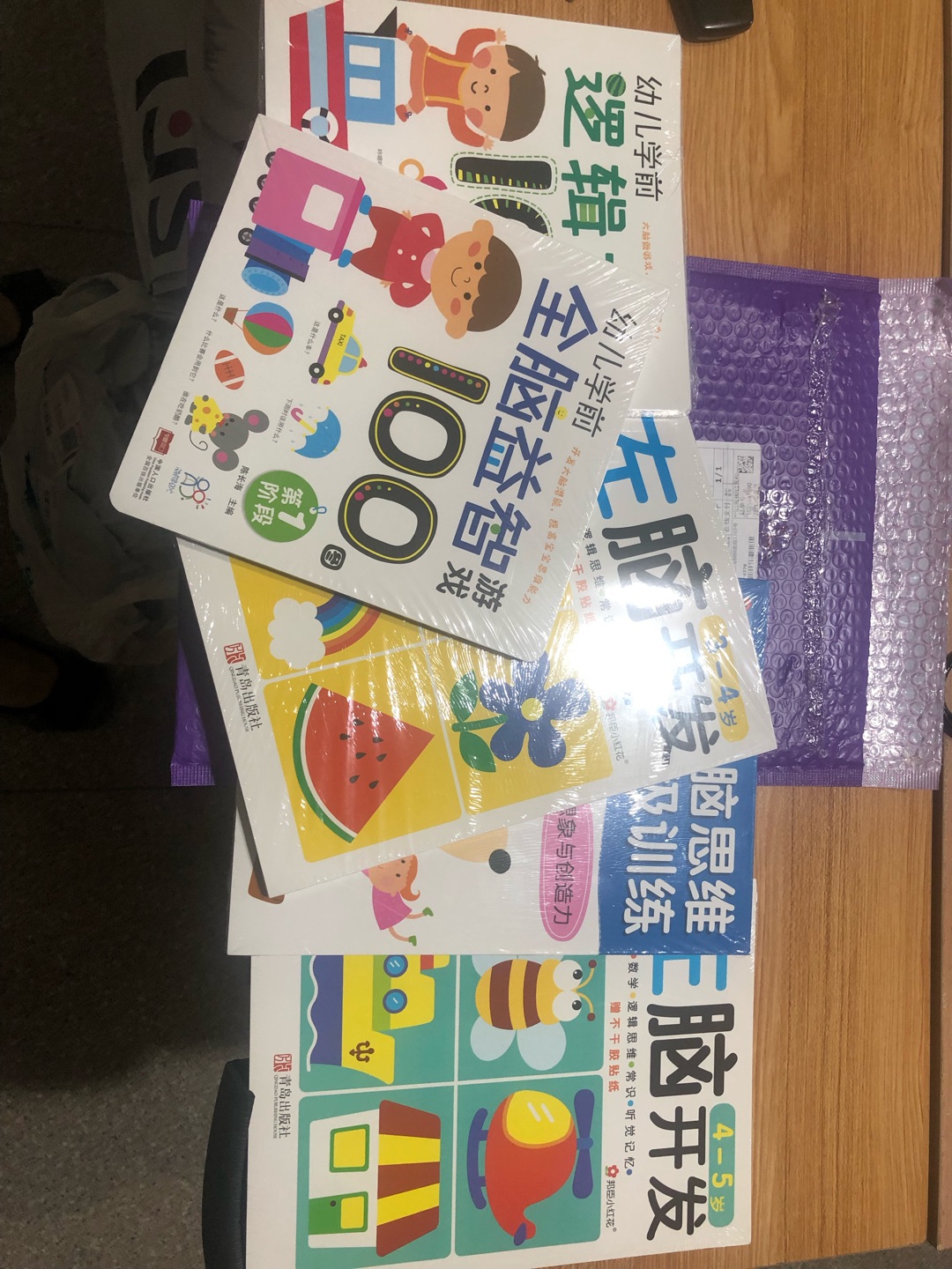 图片生动有趣。又很清晰。小朋友很喜欢看。对于幼儿的脑力开发很有帮助