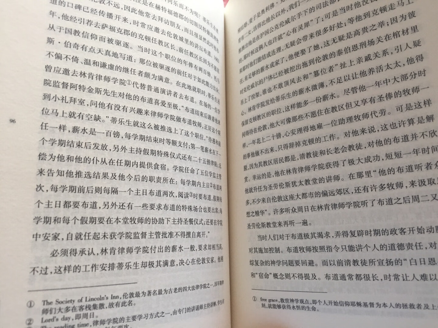 从2010年起至今,囤书逐渐成了一种知识阶层的流行运动。 相对于一次买一本或几本书,囤书是一次性购买大量书籍:少则二三十本,多则五六十甚至上百本。 囤书的人按身份划分有大学生、职场人士、年轻辣妈、高校教师......按去年发布的图书收入估算,总人数在100万左右。 他们有四大共同特征:学历:大部分都接受过良好的高等教育;组团:加入多个购书群,有活动就第一时间分享;分享:都享受购买书快感,并通过社交网络晒图;囤积:买的书都远超能够短期看完的数量。 囤书者们广泛分布于***、***、豆瓣读书等各种社区,具有强大而统一的共识:有活动,买买买。以及互利机制:分享优惠券,帮助其他人囤书。