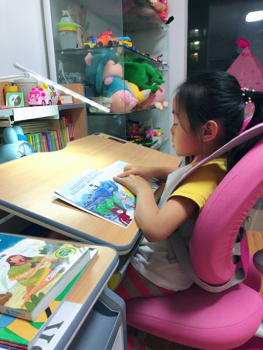 博尔赫斯有一句名言:“如果有天堂,那应是图书馆的模样。”图书馆太远,书房很近,如果有天堂,那应是书房的模样。“读书是最好的家风,书架是最好的不动产。”一个藏书多、有文化底蕴的家庭,不光影响着我们,也影响着的我们的下一代。所以最后,我想说一句话:最好的老师是家长,最好的学校是家庭,最好的学区房是你家的书房。