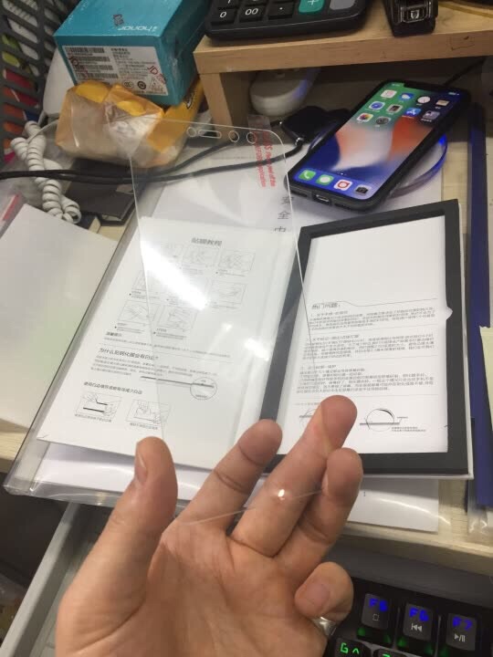 质量还不错,就是贴上去有白边,不过送了去白边液神器