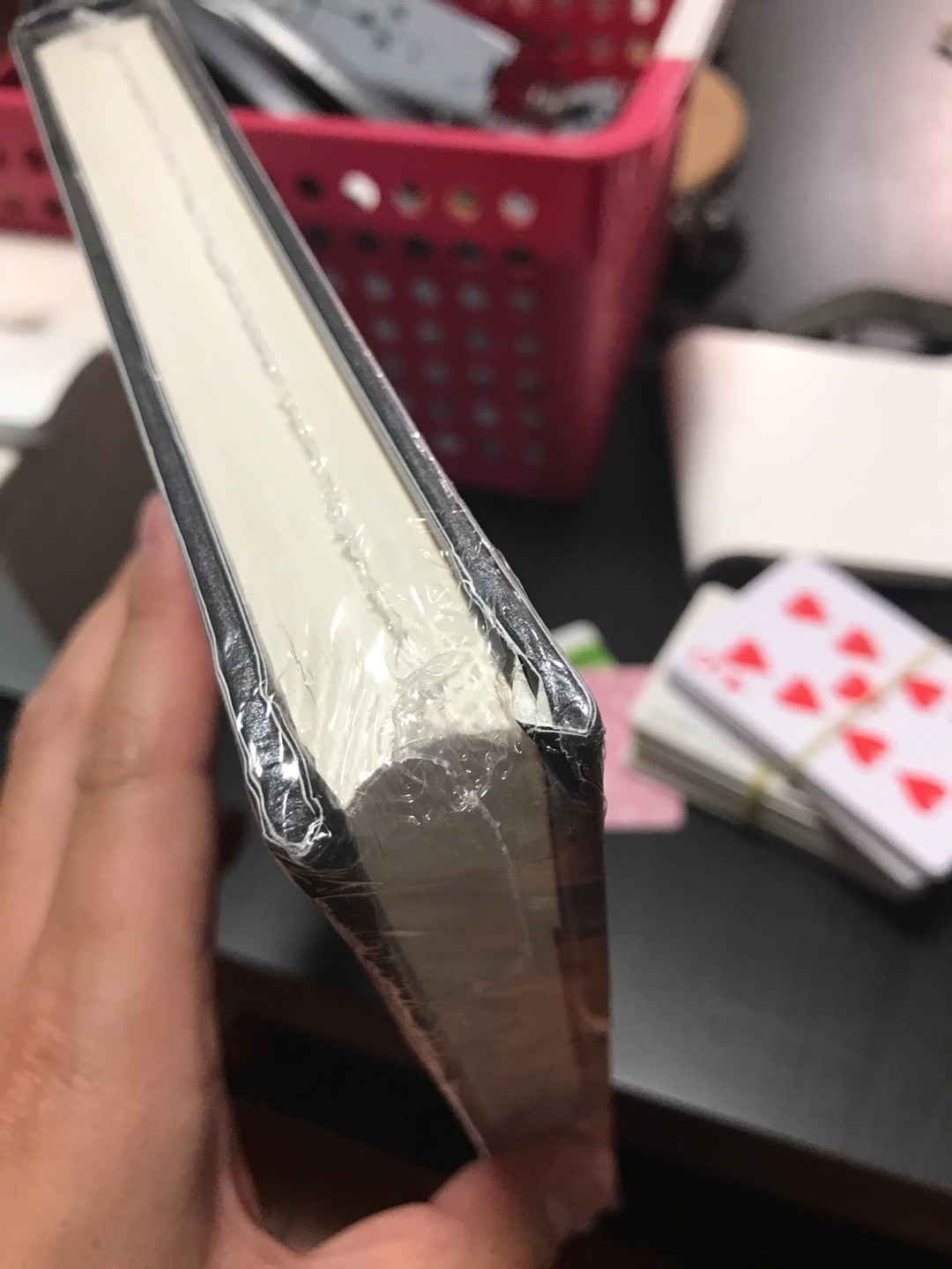 书是好书,价格也合适。但上买书就是这样闹心,图一图二是第一次送来的,纸箱内的其他书都完好,只有它被摔了角,换货。换货后的是图三,也有小的磕伤,只想说书没招谁惹,干不好就别干,别拿书出气。