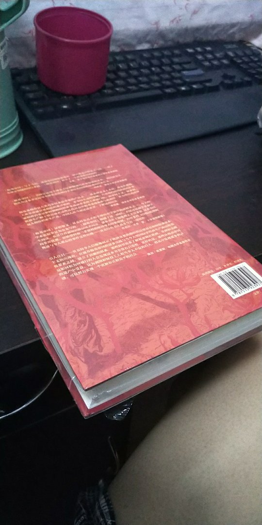 多个领域穿插而行的杰作,人类学,社会学,经济学,历史学直接来回游走的经典 译文流畅精良,章节长短得当,阅读体验轻松愉快 3个部分逐层深入,抽丝剥茧,从全球化形成之前的世界面貌开始讲起,经过全球化的过程,最后在全球市场形成初期的世界面貌结束。展示全球市场的形成对整个世界的影响和干预。 这本书最大的优点在于整本书的结构异乎寻常的干净和利索,衔接有序,传承清晰。每章之间的衔接堪称典范,各部分之间的衔接精到得无以复加,作者自己的观点和观念被毫不遮掩地总结和提出。深浅得当,令人着迷。作为入门作品,对于全球化,在这里不仅仅能看到行程过程,更能看到全球化的影响变迁,从中思考我们如何自处,更加系统,详略得当。不仅仅是一个非常好的开始也可以作为一个非常好的整理,是一个融会贯通的优秀抓手。