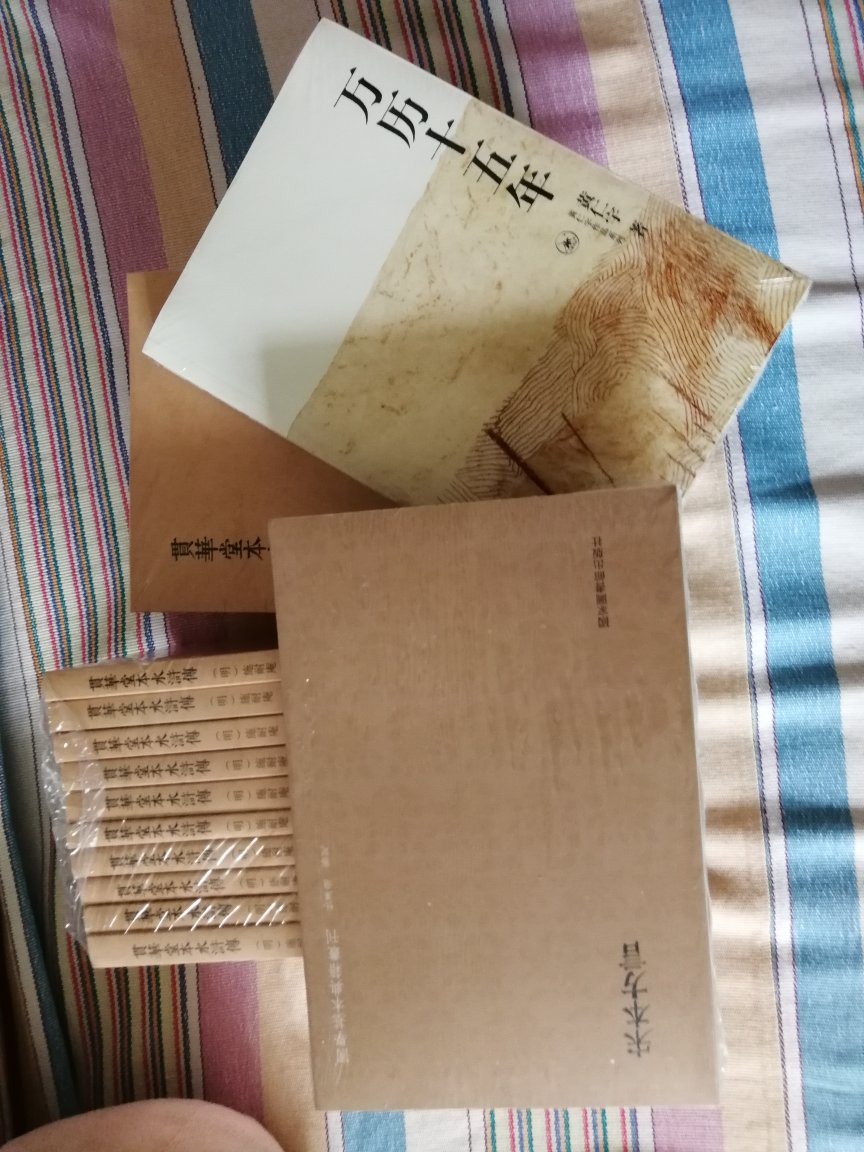 《三国志》六十五卷,是由西晋史学家陈寿所著,记载中国三国时期的断代史,同时也是二十四史中评价ZUI GAO的“前四史”之一。本书选用的底本,为南宋中期的建阳刻本。此本半叶十行,楮墨精良,即便是抄配的叶面,字体亦极为工致。书中讳字至“惇”,刻印时间约在光宗朝,因此又被称作“绍熙本”。张元济主持整理“百衲本二十四史”时所使用的日本宫内厅书陵部藏本,与此本为同版。此本原藏杨氏海源阁,为杨以增重金购得“四经四史”之一,钤有“平阳汪氏臧书印”“四经四史之斋”“东郡杨氏海源阁珍藏”等印,现藏中国国家图书馆。