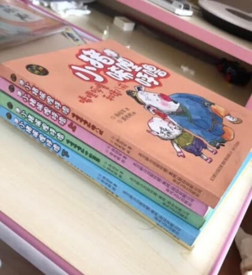 《小猪唏哩呼噜》(上)、《小猪唏哩呼噜》(下)、《小猪唏哩呼噜:唏哩呼噜和他的弟弟》、《小猪唏哩呼噜:唏哩呼噜和大耳朵》《小猪唏哩呼噜:唏哩呼噜和猪八戒》五本。这些精挑细选的作品构思精妙,情节丰富,寓教于乐,活泼幽默的表述中不乏灵动的想象与智慧的启迪。童语化的叙述体现了孙幼军老先生