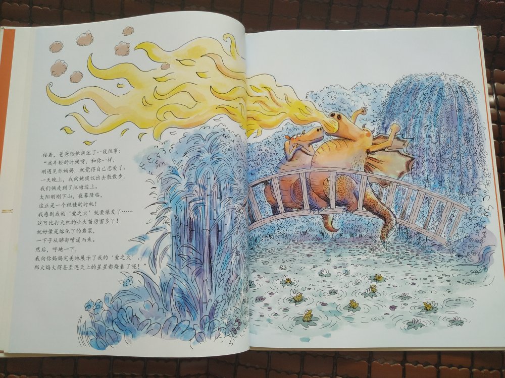 绘本收到了,一套两册的8开精装大开本,到手很喜欢,精装的很有质感,内页的胶版纸纸质很好,正版无疑。再来说说绘本本身,画风很可爱幽默,小龙喷喷和喷喷爸爸憨态可掬,小朋友很喜欢。《小龙喷喷和爸爸》讲的是小龙喷喷长大了,爸爸让他去烧掉人类的房子才能证明它是一只真正的龙,善良的喷喷最后并没有完成任务。此书带给了我们思考:大人的话就一定是正确的吗?孩子就一定要按照家长说的去做吗?另一本《小龙喷喷恋爱了》用幽默风趣的语言展示了小龙喷喷初次感受到爱时的惊慌无措,因为自己与人类小女孩不同而自卑。通过与爸爸的谈心而学会正视自己的内心。学会爱。告诉我们:“爱”是这个世界永恒的主题,可以跨越一切障碍!一套浅显易懂,很得小朋友喜欢又很有教育意义的绘本,推荐亲子共读!