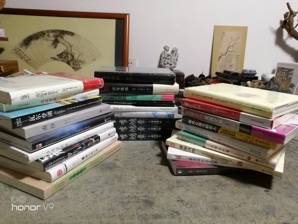 4月23日世界读书日搞读书日的活动,买下一大堆书,这本书文字美美的,值得多读。物流很快,发货也快,第2天就到货了,快递小哥送货上门,服务真心好。