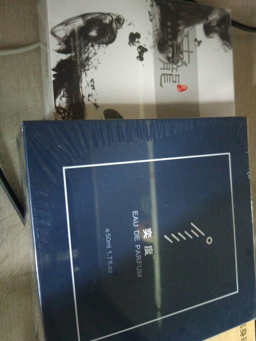 挺好闻的,包装很不错,还送了一瓶女士的,喷了下,蛮香的,哈哈哈哈哈哈?