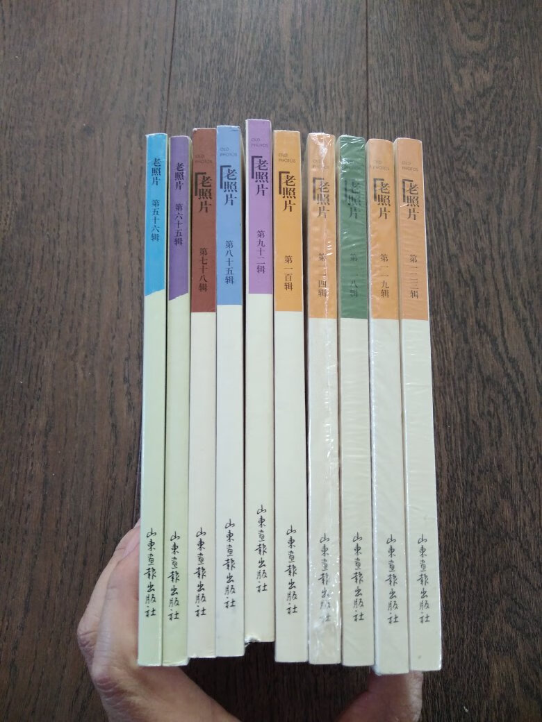 一直在选购喜爱的图书,原因有五: 价格实惠,平时很多图书都是六到八折销售,比实体店里便宜很多,遇到促销活动优惠加满减后折扣甚至可以达到三折左右。 种类繁多,数十万种图书堪称海量,很多在实体店里见都没见到的稀有图书、绝版图书及海外图书这里都有,只有想不到,没有找不到。 服务优质,自营商品送货上门,免去了进店拥挤、排队交费的繁琐过程,省时又省力。 售后无忧,收到商品后如果发现质量问题可以七天无条件退货货,这一点任意实体店都难以做到。 买贵补差价,这一点也是任意实体店都做不到的,如果买回的商品发生了价格变化,电器三十天,其他商品一周内,都可以买贵补差价,这一点非常难能可贵。 总而言之,自营商品的品质、价格和服务都是令人满意的,在这里,我要给一个大大的五星好评!