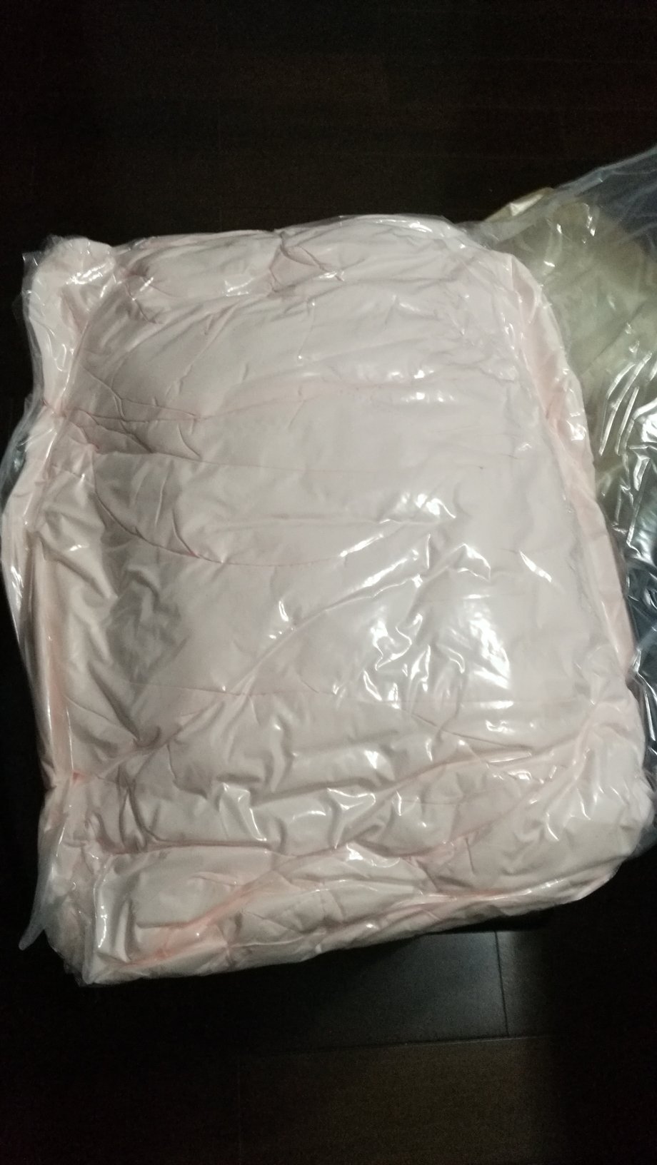 自营就是快,前一天晚上下单,第二天就到了,买的粉色很漂亮,松松软软的非常舒服,满意!
