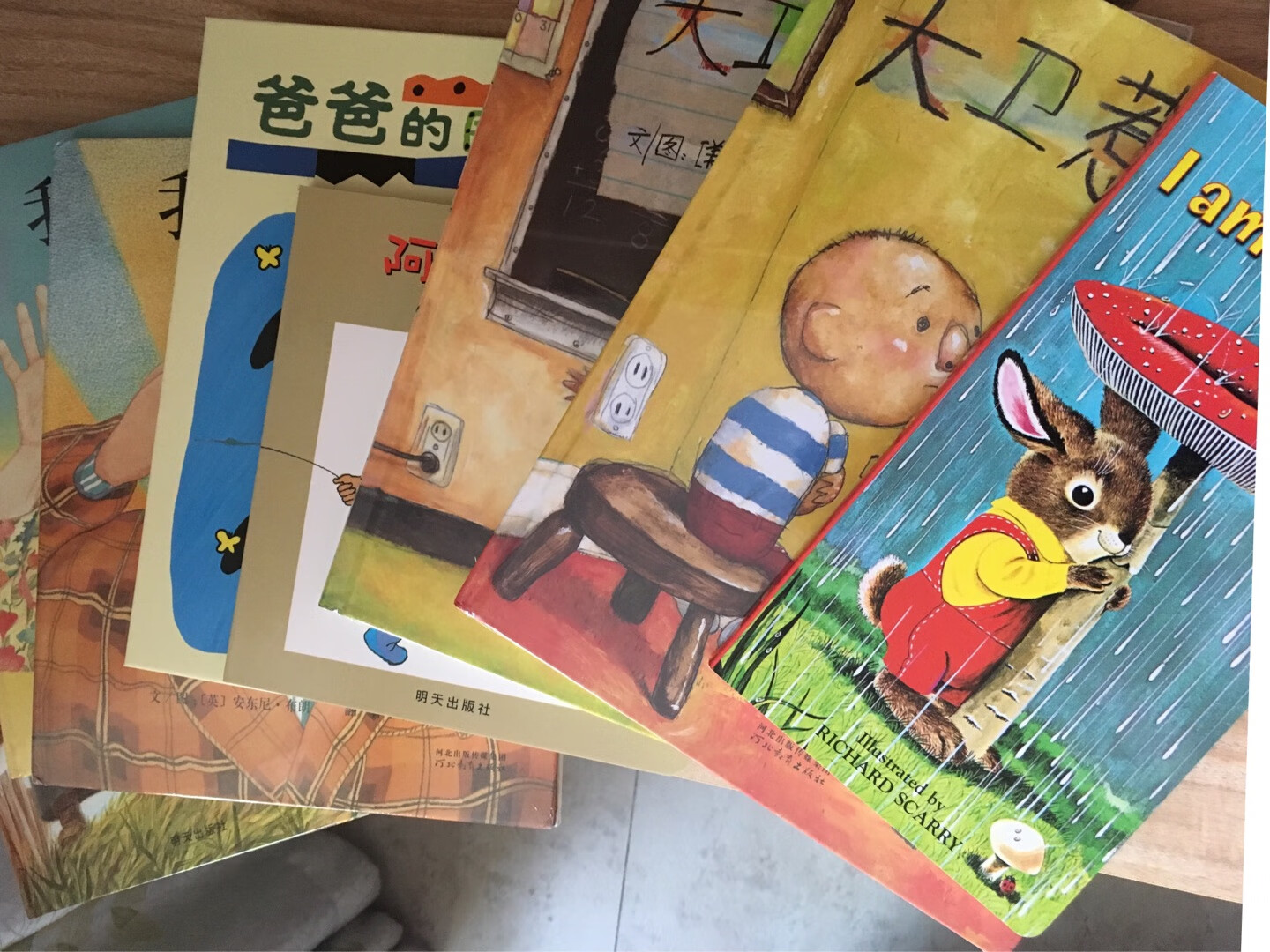 趁活动一次性给宝宝囤了好多绘本,小宝还小等大点了给宝宝读起来,我先看看,里面的图画精美,故事动人,纸张也很好,还会继续关注的活动,希望宝宝会喜欢啊?,活动太给力了,够看一阵子的了