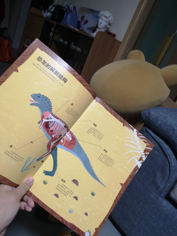给侄子买的,自己先偷玩儿了下。现在孩子的书也太好玩儿了,激发了老夫的童心啊啊啊啊。以前就只知道霸王龙三角龙什么的,没想到有这么多种类,真长见识。我先玩儿两天,等周末侄子过来,就能接的上他的话了。磁力贴数量超多,磁性也好,还可以放在冰箱上玩儿。