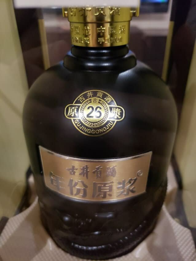 酒收到了,非常完美,漂亮,帅。第一个收的包装盒破损了,联系客服,立马给换了个新的,超级赞,安徽的第一名酒,全国十大名酒之一,你值得拥有。这价格买到太值了。