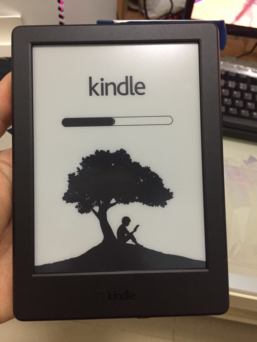 第一次在买kindle,算是一波三折吧。其中在刚开始使用kindle时出现应用程序出错的问题,后来经过客服联系kindle官网客服总算顺利解决了问题。到现在使用了一段时间都也没出现过应用程序出错的问题了。和kindle的客服还是很Nice。最后建议喜欢阅读的小伙伴直接买经典版的kindle。入门版在没光线的或者光线暗的地方看很鸡肋。